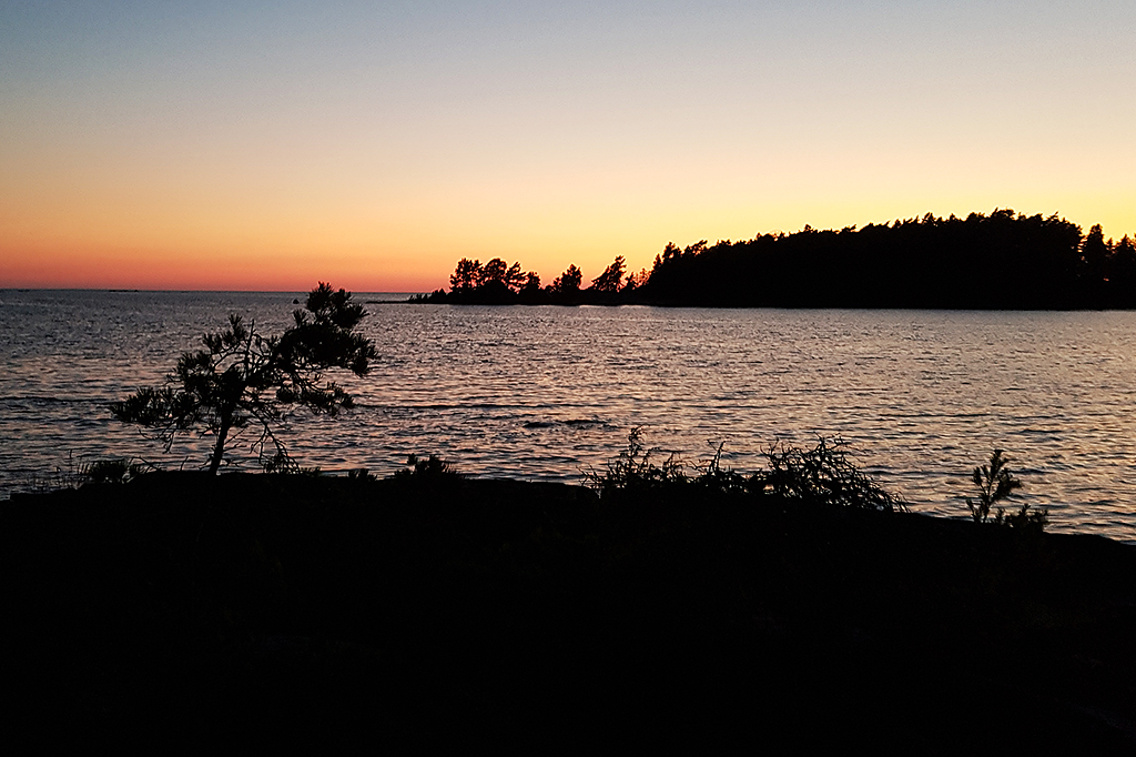 Norr om Kalvöarna. Solnedgång. Foto: Vänerns vattenvårdsförbund.