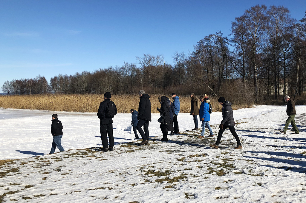 En grupp personer vid strand. Foto: Vänerns vattenvårdsförbund.