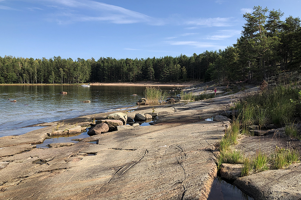 Klippor. Vatten i bakgrunden. Foto: Vänerns vattenvårdsförbund.