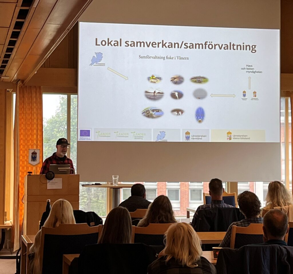Jonas informera om Samförvaltning fiske i Vänern vid studiebesök från Norge i Karlstad den 2 sep 2025.