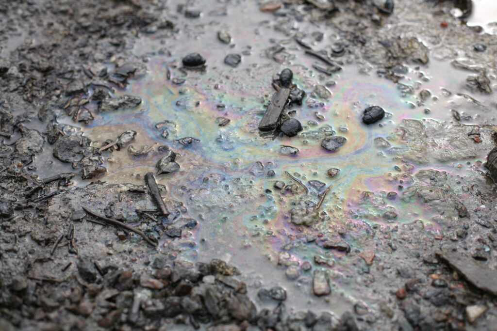 Utsläpp av olja på mark. Foto: Martin Fransson.